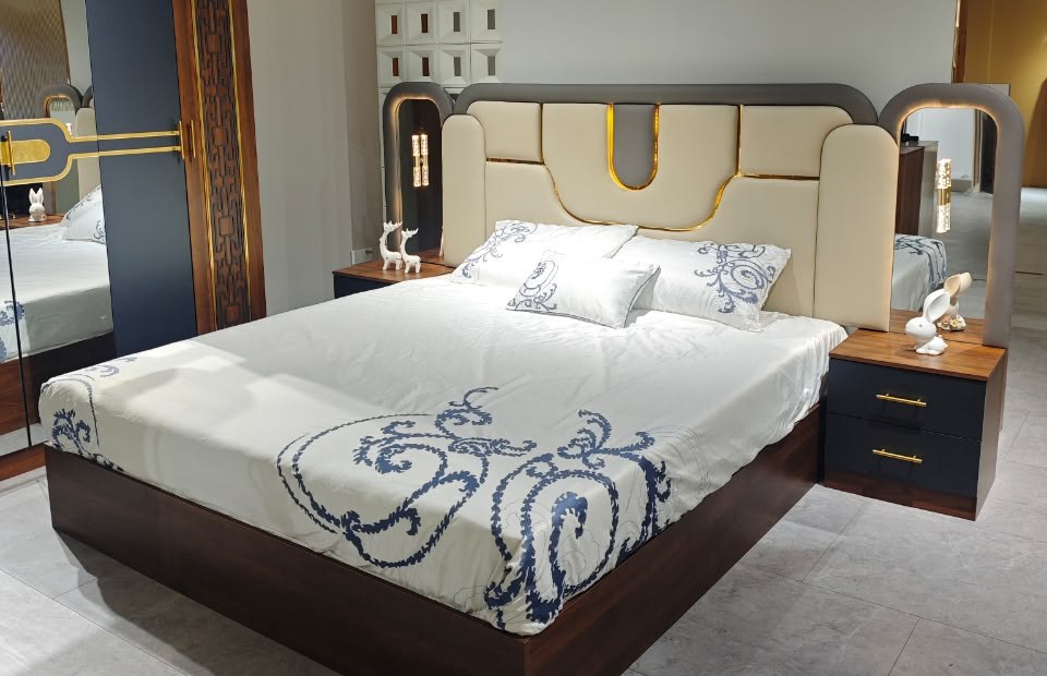 Chambre complète MC913 : tête de lit capitonnée bleu marine et doré